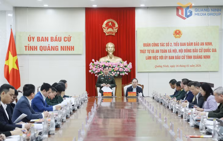 Thượng tướng Lê Tấn Tới, Ủy viên Trung ương Đảng, Chủ nhiệm Ủy ban Quốc phòng, An ninh và Đối ngoại của Quốc hội, Phó Trưởng Tiểu ban Thường trực, phát biểu chỉ đạo tại buổi làm việc.