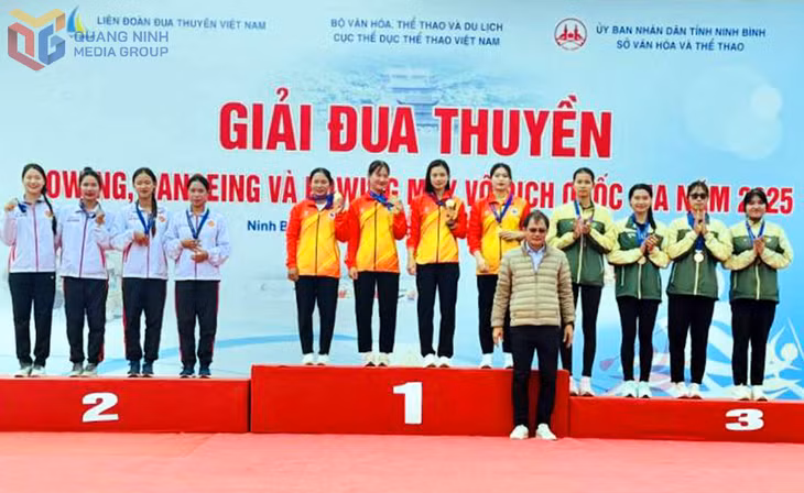 Các VĐV Quảng Ninh (bục số 1) giành HCV ở nội dung thuyền K4 nữ 500m tại giải.