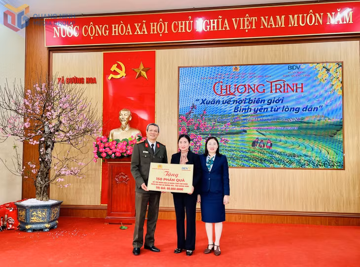 Công an tỉnh và Ngân hàng BIDV chi nhánh Quảng Ninh trao 150 phần quà hỗ trợ nhân dân có hoàn cảnh khó khăn trên địa bàn xã Đường Hoa, tổng trị giá 80 triệu đồng.