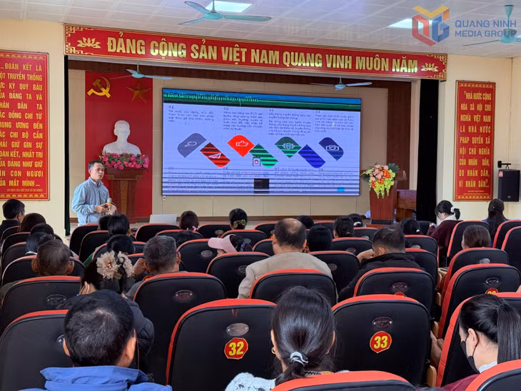 HND xã Quảng Tân tập huấn kỹ thuật nuôi gà thương phẩm cho hội viên, nông dân.