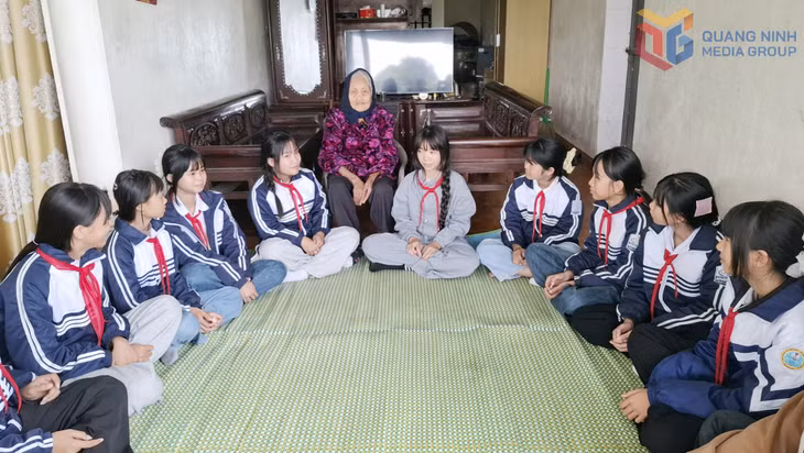 Nghệ nhân nhân dân Đặng Thị Tự (xã Đầm Hà) say sưa kể cho các học sinh về những điệu hát nhà tơ - hát, múa cửa đình.