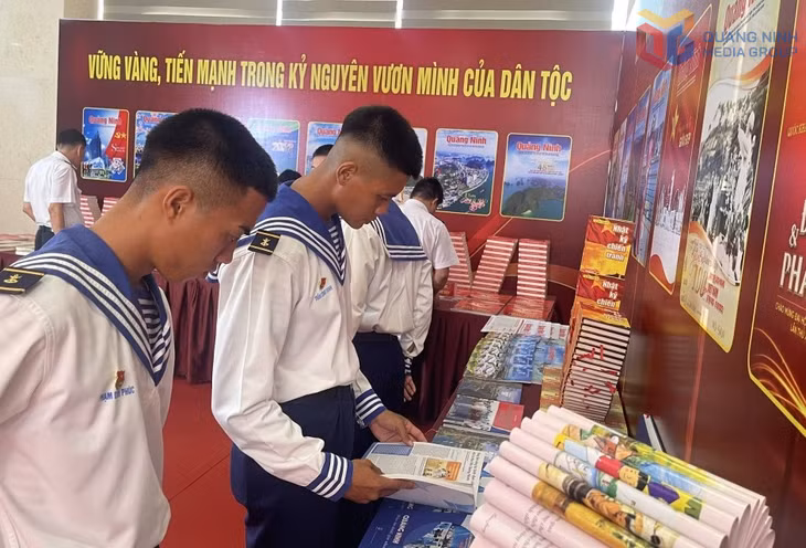 Đại biểu tham quan không gian trưng bày ấn phẩm do Báo và Phát thanh, Truyền hình Quảng Ninh tổ chức sản xuất tại Lễ ra mắt chuyên trang Đại hội Đảng và các ấn phẩm đặc biệt chào mừng Đại hội XVI của Đảng bộ tỉnh.