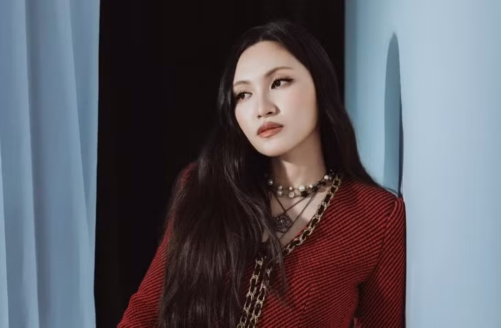 Nguyên Hà không còn hát nhạc bi lụy, "đổi mood" rộn ràng để đón Tết 2026 - Ảnh: FBNV