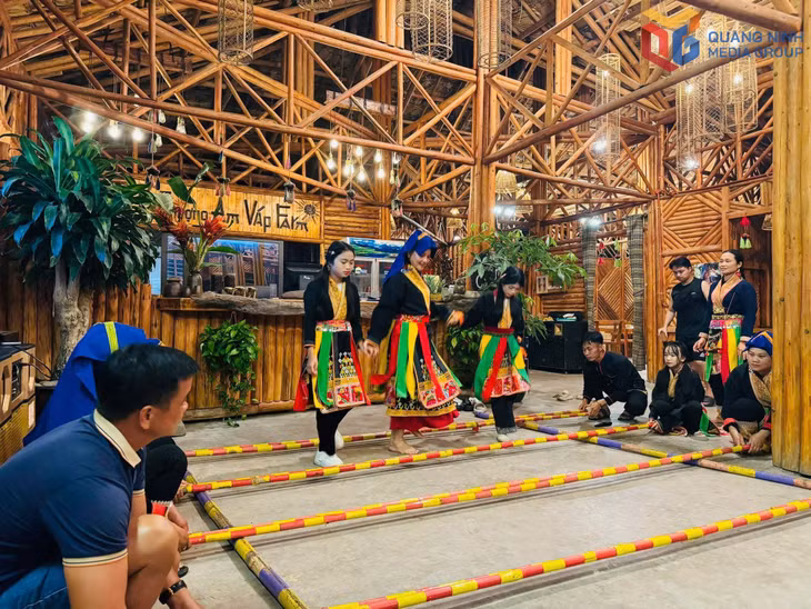 Du khách trải nghiệm trò chơi dân gian tại khu du lịch Am Váp thôn Khe Phương.