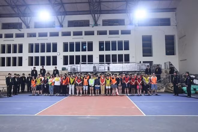 Các đối tượng lừa đảo được di lý về Tuyên Quang. Ảnh: Công an Tuyên Quang