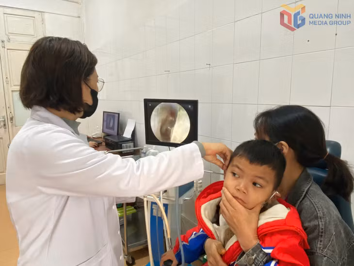 Bác sĩ Bệnh viện Đa khoa khu vực Tiên Yên khám sức khỏe cho trẻ em trên địa bàn.