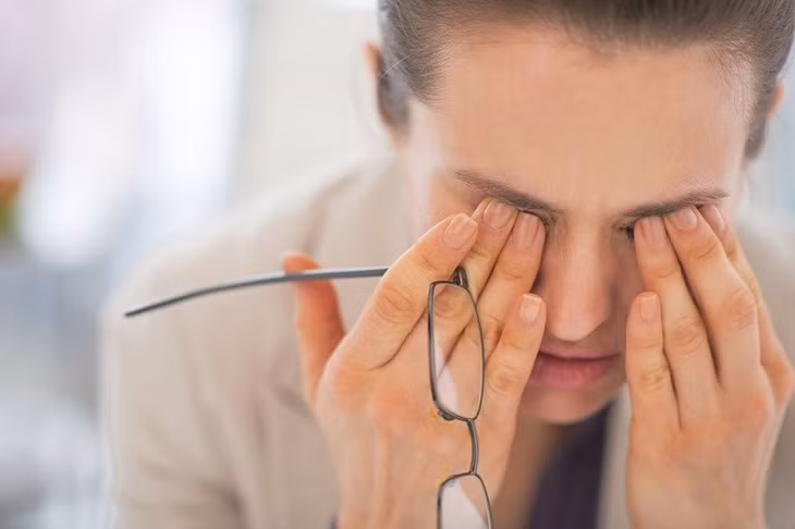 Việc lạm dụng điện thoại, máy tính trong thời gian dài khiến tần suất chớp mắt giảm, làm tăng nguy cơ khô và mỏi mắt.