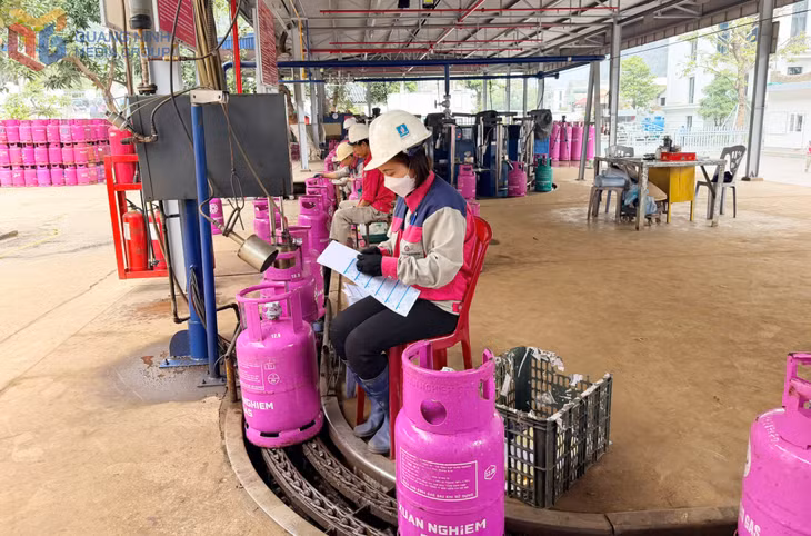 Người lao động Công ty TNHH Dịch vụ thương mại tổng hợp Xuân Nghiêm tích cực sản xuất. 