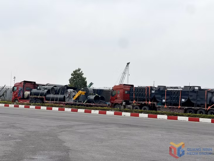 Dự kiến ngày 1/1, có khoảng 45 xe xuất cảnh và 30 xe nhập cảnh qua cầu Bắc Luân II, với tổng kim ngạch XNK ước đạt khoảng 20 triệu USD.