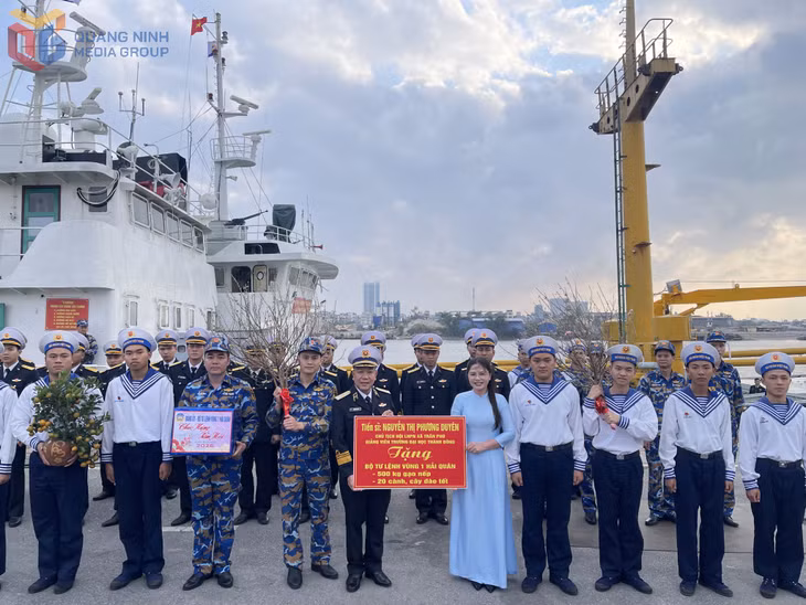 Các đơn vị, cá nhân, doanh nghiệp tặng quà cho cán bộ chiến sĩ, chính quyền và người dân đặc khu Bạch Long Vĩ.