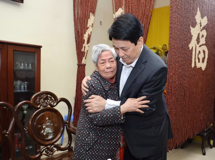 Chủ tịch nước Lương Cường thăm hỏi, động viên Phu nhân Chủ tịch nước Trần Đức Lương. (Ảnh: Lâm Khánh/TTXVN)