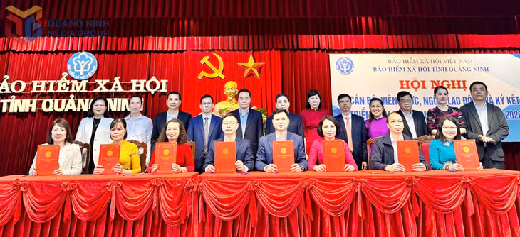 Ký giao ước thi đua giữa các phòng nghiệp vụ và BHXH các cơ sở trong triển khai nhiệm vụ năm 2026.