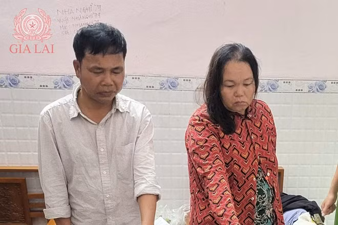 Công an tỉnh Gia Lai bắt quả tang 2 vợ chồng Nguyễn Quang Tuấn và Nguyễn Thị Chung thực hiện hành vi móc túi tại chợ. Ảnh: Công an