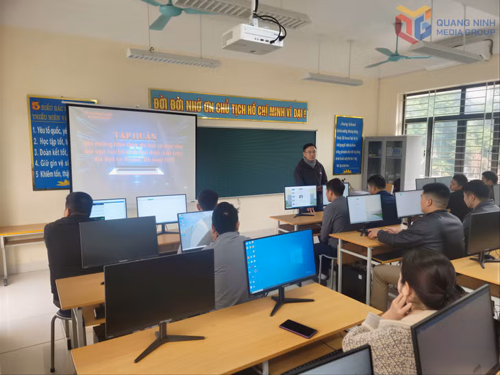 Xã Hoành Mô tổ chức lớp tập huấn bồi dưỡng kiến thức tin học cơ bản cho đội ngũ cán bộ lãnh đạo thôn, bản trên địa bàn xã tại Trường TH-THCS Hoành Mô.