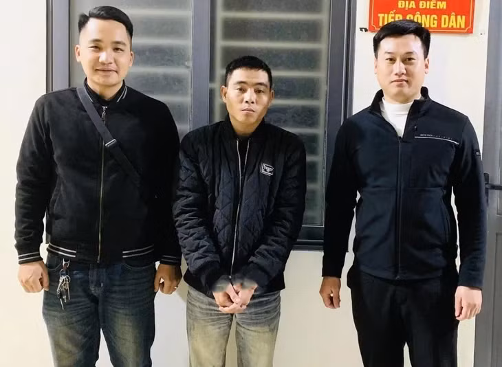 Hồ Đức Bình (giữa) bị bắt giữ khi trên đường bỏ trốn vào Nam - Ảnh: Công an cung cấp