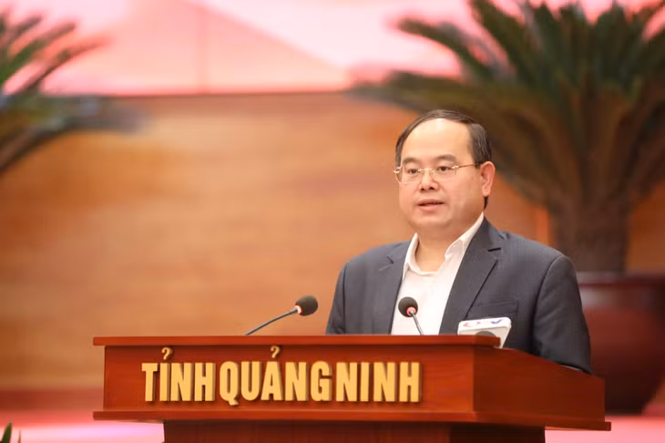 Đồng chí Quản Minh Cường, Ủy viên Trung ương Đảng, Bí thư Tỉnh ủy, Trưởng Đoàn ĐBQH tỉnh, báo cáo với Tổng Bí thư và Đoàn công tác.