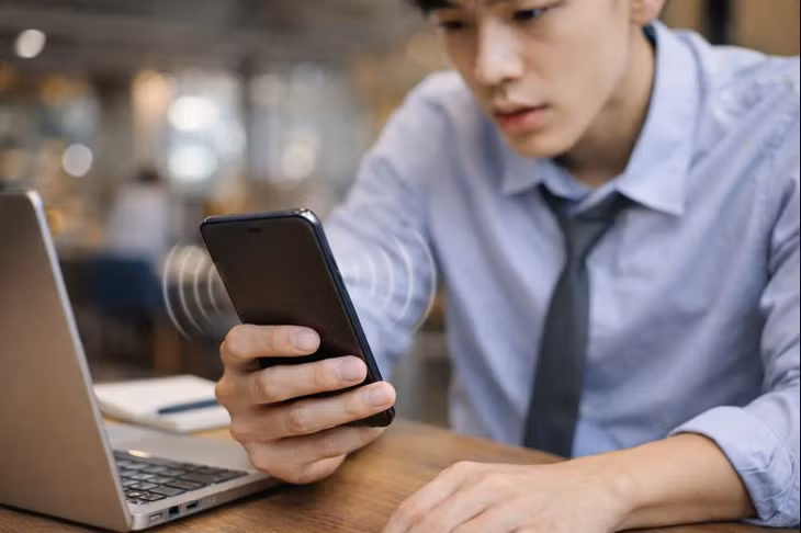 Điện thoại bỗng rung nhưng không có thông báo