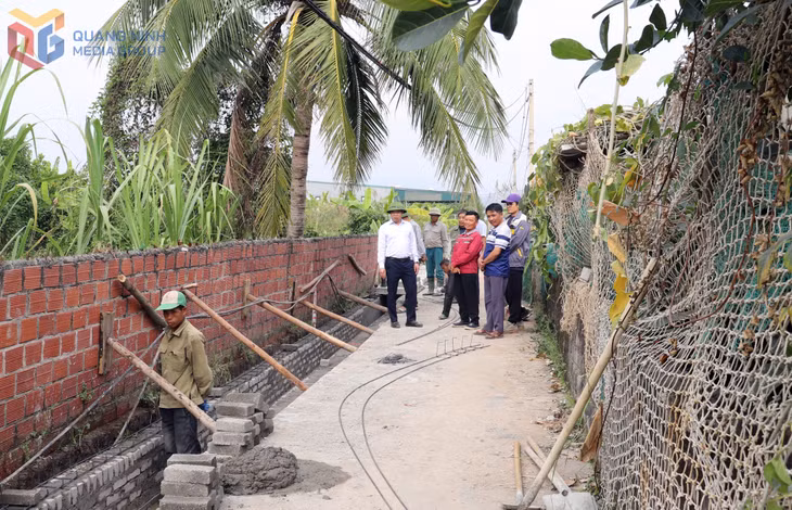 Nhân dân khu Sông Khoai 8 (phường Hiệp Hoà) tình nguyện hiến đất, dịch tường rào để mở rộng, nâng cấp tuyến đường nội khu.&nbsp;