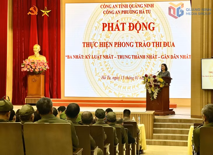 Đồng chí Phan Thị Hải Hường, Bí thư Đảng uỷ, Chủ tịch HĐND phường Hà Tu phát biểu chỉ đạo tại hội nghị.