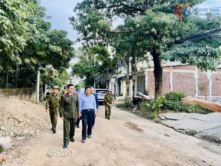 Lực lượng an ninh Công an phường Quảng Yên nắm bắt tình hình địa bàn dân cư,