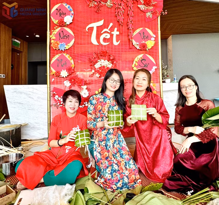 Du khách vui vẻ trong áo dài truyền thống, gói bánh chưng cổ truyền vui Tết Nguyên đán năm 2025 tại Citadines Marina Hạ Long.