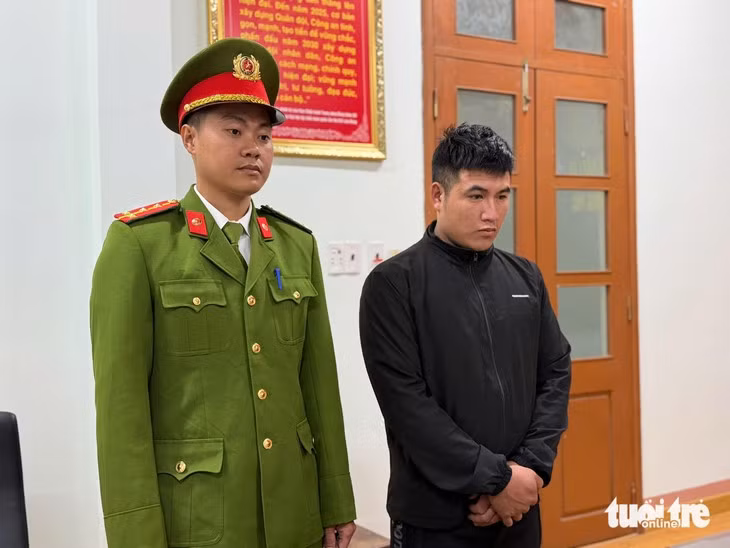 Người dùng đũa đâm tài xế taxi khi xe đang chạy đã bị khởi tố, bắt tạm giam về tội cố ý gây thương tích - Ảnh: NGỌC DŨNG