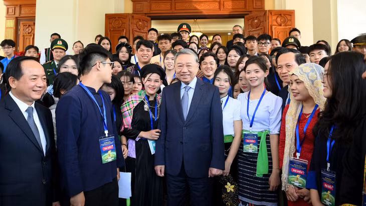 Tổng Bí thư Tô Lâm với đại biểu và học sinh, sinh viên, thanh niên dân tộc thiểu số xuất sắc, tiêu biểu. (Ảnh: ĐĂNG KHOA)