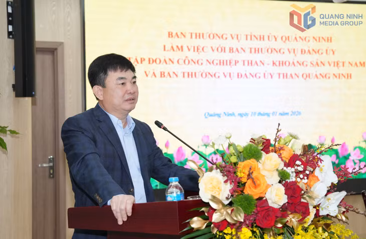 Đồng chí Ngô Hoàng Ngân, Bí thư Đảng ủy, Chủ tịch Hội đồng Thành viên Tập đoàn Công nghiệp Than & Khoáng sản Việt Nam, phát biểu tại buổi làm việc.