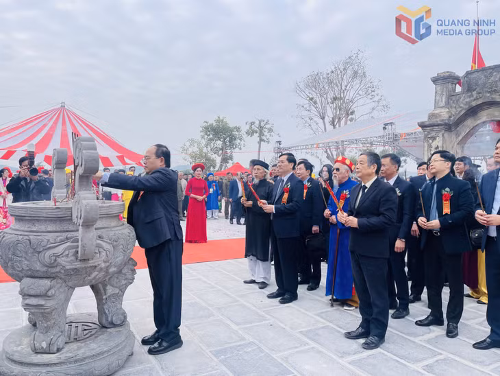 Các đại biểu thực hiện nghi lễ dâng hương tại Đền Vua Lê Thái Tổ.