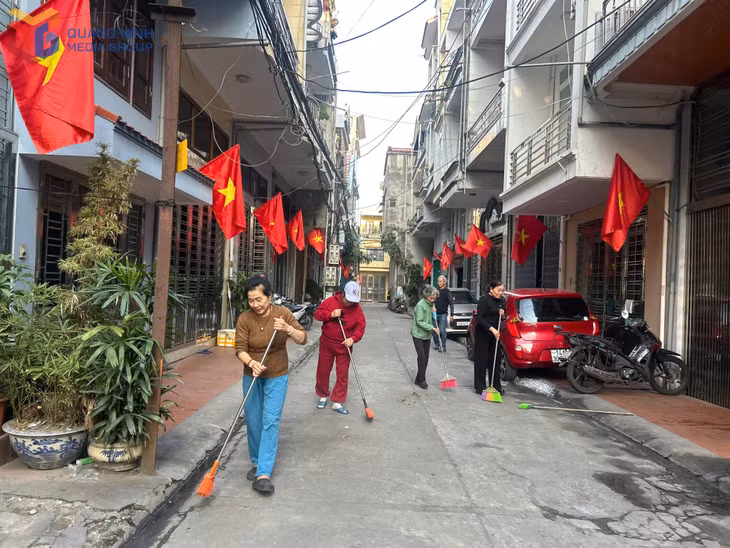 Người dân khu Cao Thắng 1B, phường Hà Lâm tích cực ra quân dọn vệ sinh môi trường đón Tết.