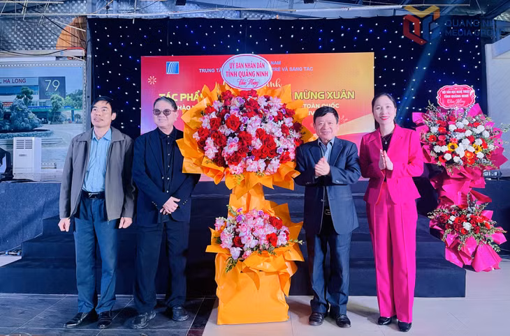 Lãnh đạo Sở Văn hóa, Thể thao và Du lịch và Hội Văn học Nghệ thuật Quảng Ninh tặng hoa chúc mừng chương trình.