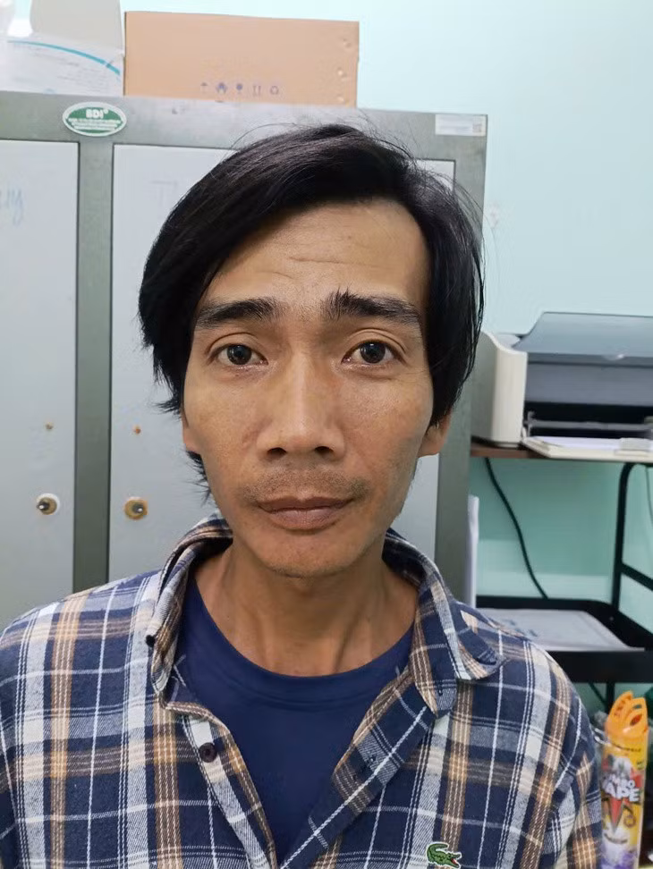 Công an tỉnh An Giang bắt nghi phạm Nguyễn Thanh Tuấn về tội "giết người" - Ảnh: HOÀNG ĐÔ
