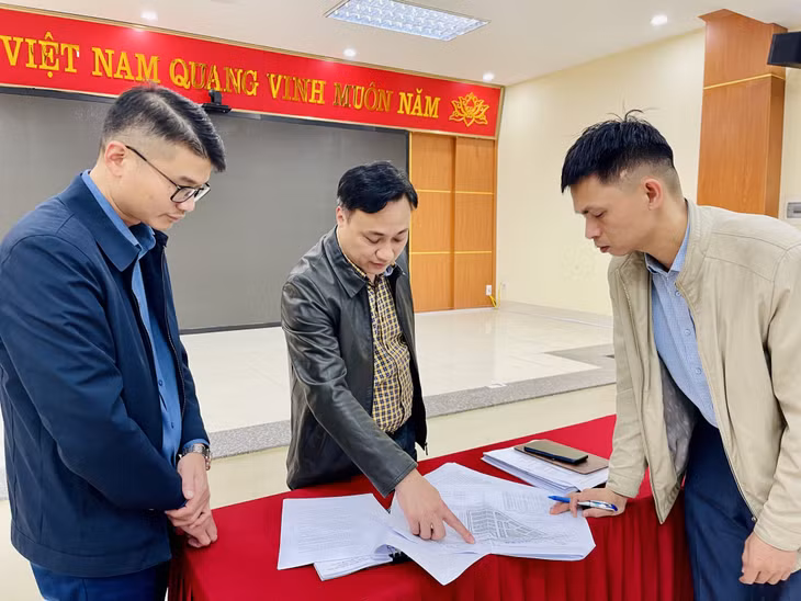 Lãnh đạo UBND xã Thống Nhất (giữa) trao đổi với Công ty CP Sông Đà 1 về việc điều chỉnh quy hoạch Dự án đầu tư xây dựng-kinh doanh hạ tầng khu nhà ở cho cán bộ, công nhân viên Nhà máy Xi măng Hạ Long.