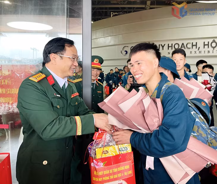 Bộ CHQS tỉnh, Ban Chỉ huy phòng thủ khu vực 4 - Hạ Long và các địa phương tặng quà Tết cho các quân nhân hoàn thành nghĩa vụ quân sự trở về địa phương.