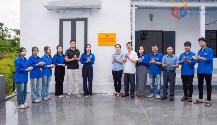 Tỉnh Đoàn tổ chức gắn biển "Nhà nhân ái" cho gia đình chị Phạm Thị Hà (thôn Hải Tiến, xã Quảng Đức) tháng 8/2025. Ảnh: Vân Anh