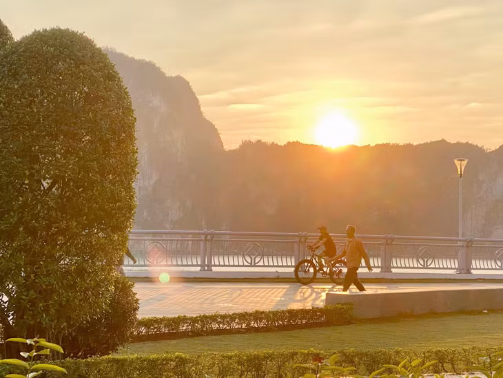 Đi bộ và đạp xe tập thể thao đã trở thành thói quen của nhiều người dân.