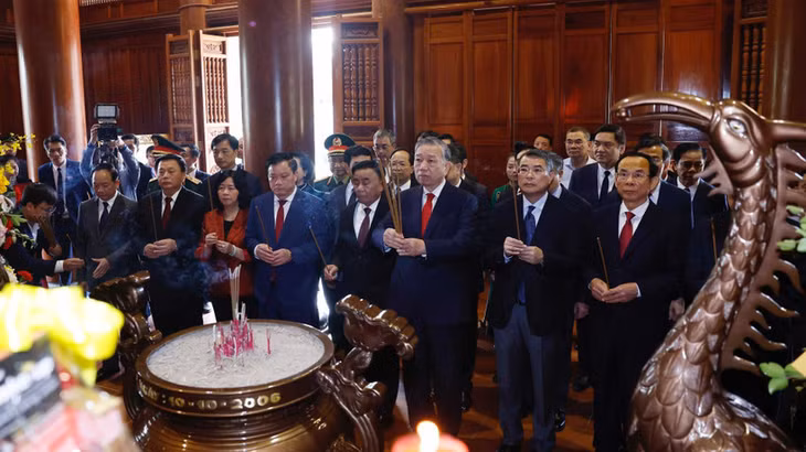 Tổng Bí thư Tô Lâm cùng Đoàn công tác dâng hương tưởng niệm Chủ tịch Hồ Chí Minh tại Khu Di tích quốc gia đặc biệt Kim Liên. (Ảnh: Thống Nhất/TTXVN)