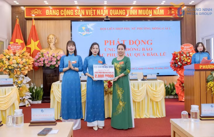 Bà Đỗ Thị Thi (ngoài cùng bên phải), Chủ nhiệm CLB Dân vũ Hòa Bình đại diện trao ủng hộ khắc phục mưa lũ, tháng 10/2025.