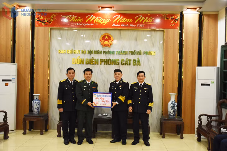 Tại đặc khu Cát Hải, Chuẩn đô đốc Trần Xuân Văn, Bí thư Đảng ủy, Chính ủy Vùng 1 Hải quân, đã tới thăm, chúc Tết Đồn biên phòng Cát Bà.