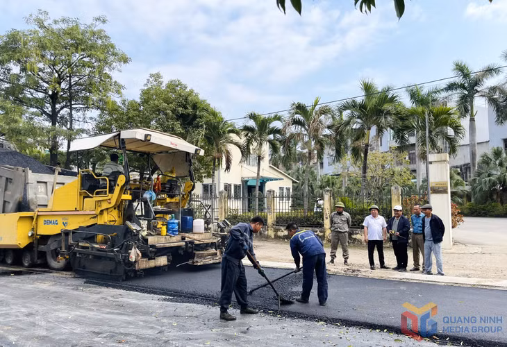 Khâu thảm nhựa các tuyến đường tại dự án trong ngày 16/1/2026.