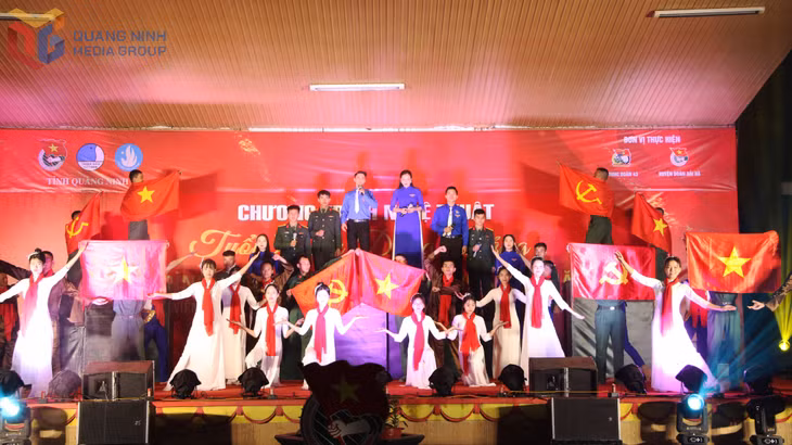 Các cán bộ, chiến sĩ và đoàn viên thanh niên biểu diễn nghệ thuật tại chương trình Tuổi trẻ với mùa xuân biên giới, tháng 1/2025.