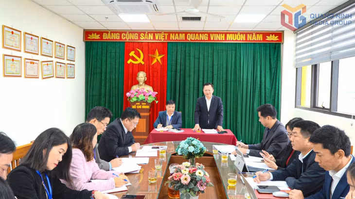 Đồng chí Cao Tường Huy, Ủy viên BTV Tỉnh ủy, Bí thư Đảng ủy, Chủ tịch HĐND đặc khu Vân Đồn dự buổi sinh hoạt chi bộ Trung tâm Truyền thông và Văn hóa đặc khu.