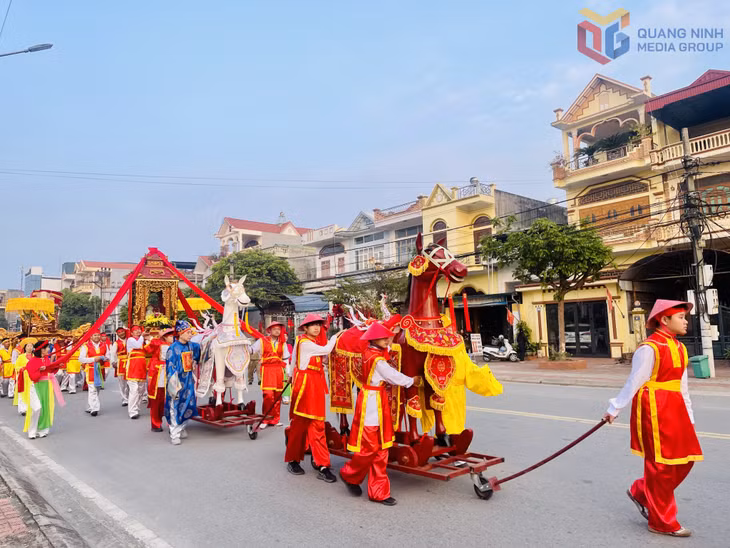 Lễ rước kiệu với 13 cụm rước của 32 khu, phố thuộc phường Hoành Bồ, thu hút gần 300 người tham gia.