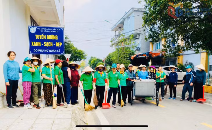 Hội viên Hội LHPN đặc khu Vân Đồn tiếp tục duy trì hiệu quả phong trào “Ngày Chủ nhật xanh”.