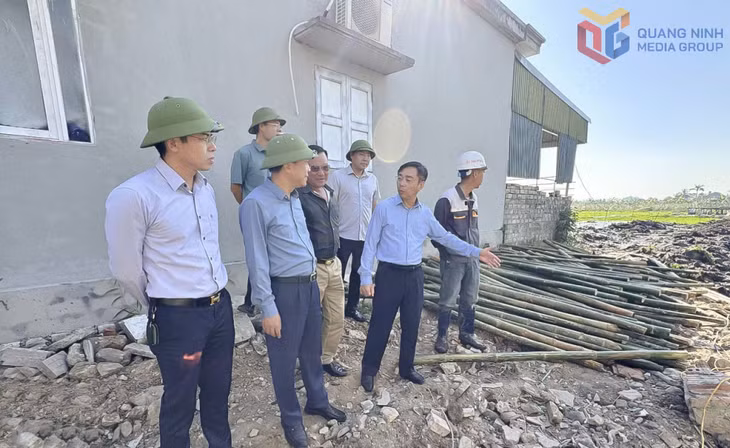 Lãnh đạo phường Uông Bí kiểm tra tiến độ công trình rãnh thoát nước tại tổ 24, 25, khu Phú Thanh Đông.