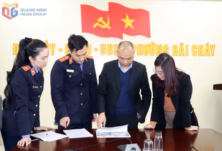 Cán bộ Viện KSND khu vực 1 phối hợp cùng UBND phường Bãi Cháy xác minh thông tin vụ việc.