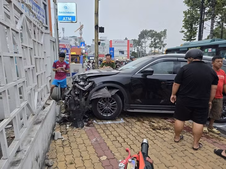 Ô tô tông liên hoàn sau đó ủi vào một cây ATM - Ảnh: MINH HÒA