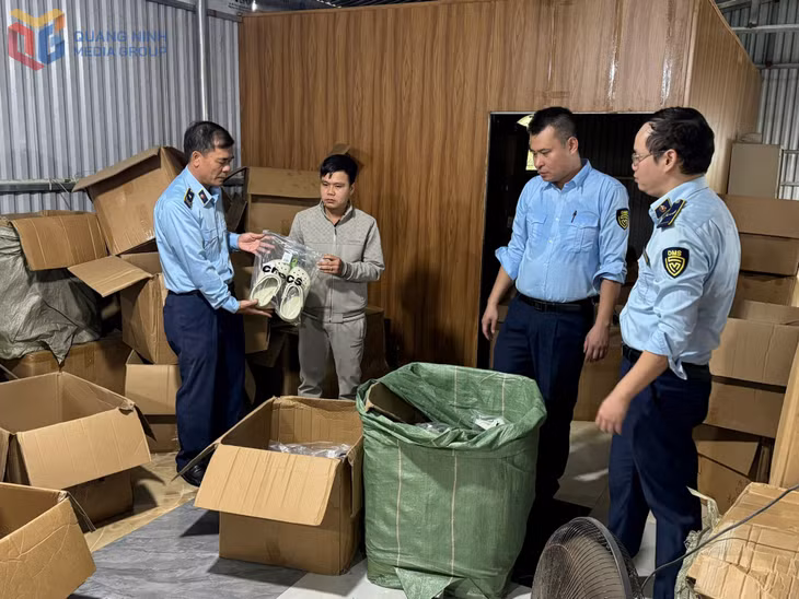 Đội QLTT số 1 khám Kho hàng của ông Nguyễn Trọng Hoành tại thôn Đông Thành, xã Quảng Tân phát hiện 2.929 đôi dép giả mạo nhãn hiệu CROCS.