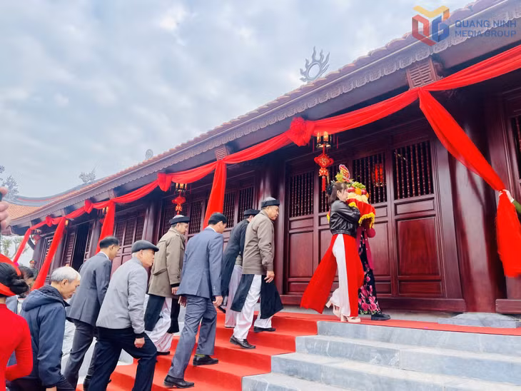 Đông đảo người dân, du khách, hội đồng họ Lê từ khắp nơi trên cả nước về dự hội và dâng lễ lên Đền Vua Lê Thái Tổ.