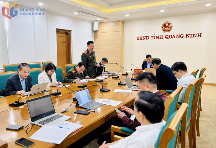 Lãnh đạo phòng An ninh chính trị nội bộ (Công an tỉnh) báo cáo lãnh đạo UBND tỉnh về công tác đảm bảo an ninh trước thềm Đại hội.